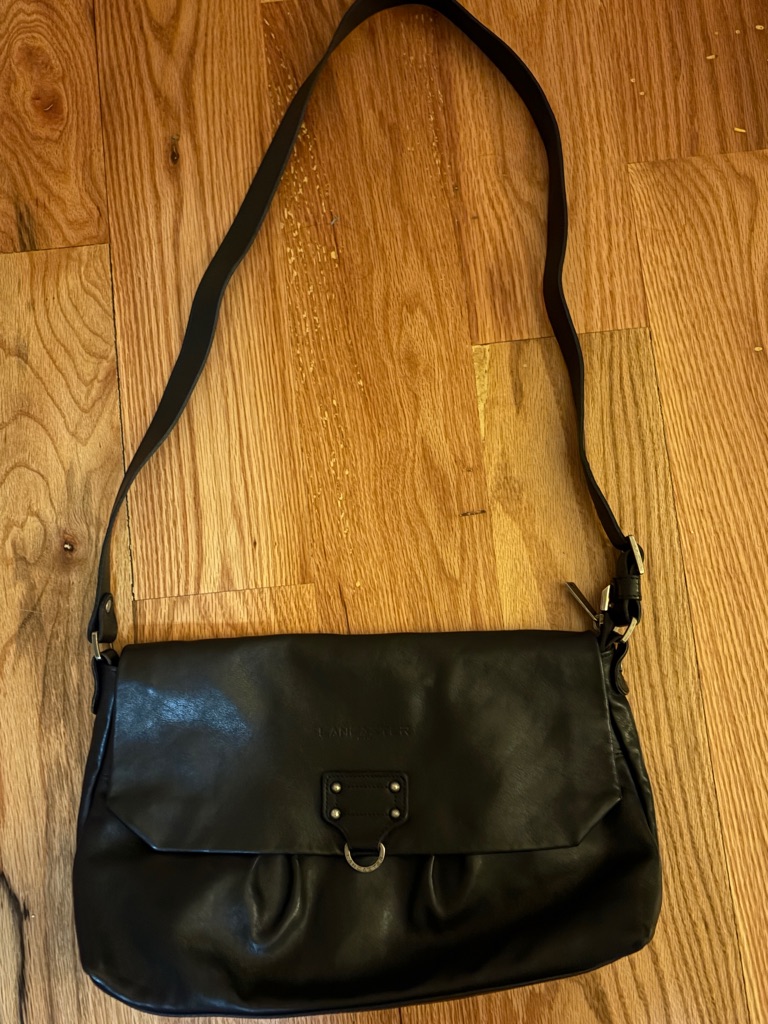 Black Leather Crossbody Shoulder/Cross Body Bag - Classic Everyday Style